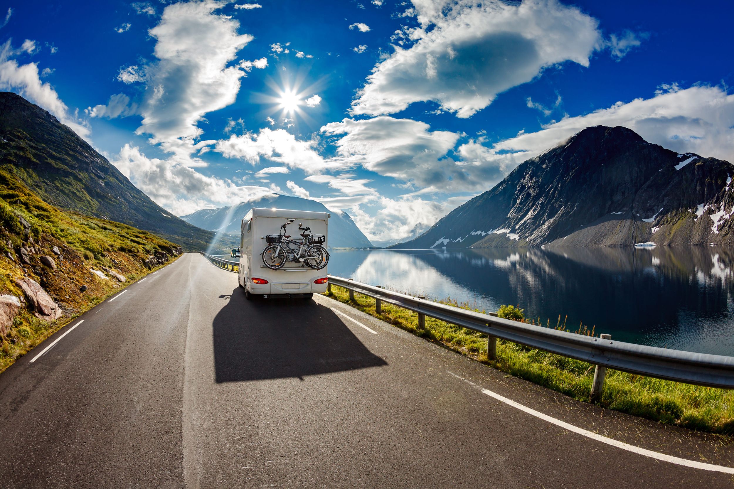 Wohnmobil auf einer Strasse in den Alpen
